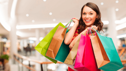 Kvinde der shopper