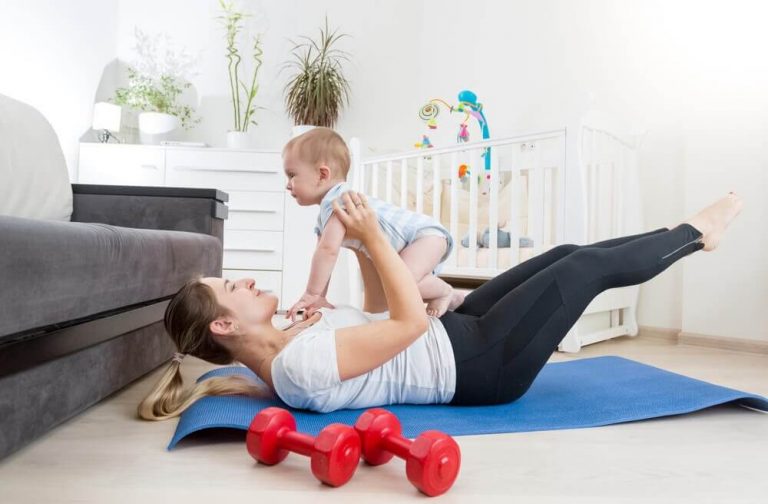 Mor der leger med hendes baby - mor som 35-aarig