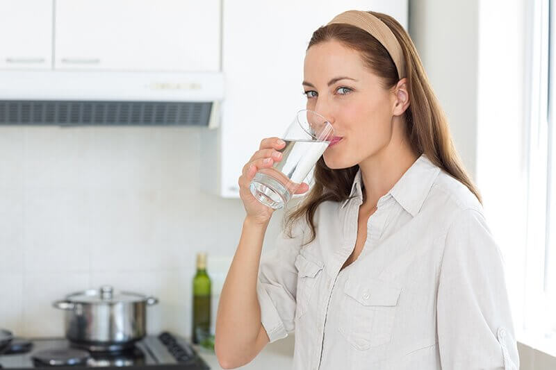 Kvinde der drikker vand