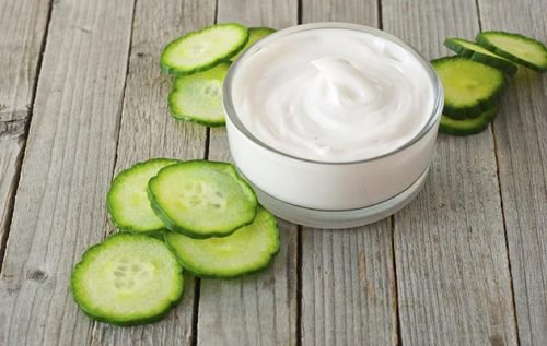Naturlig yoghurt og agurk
