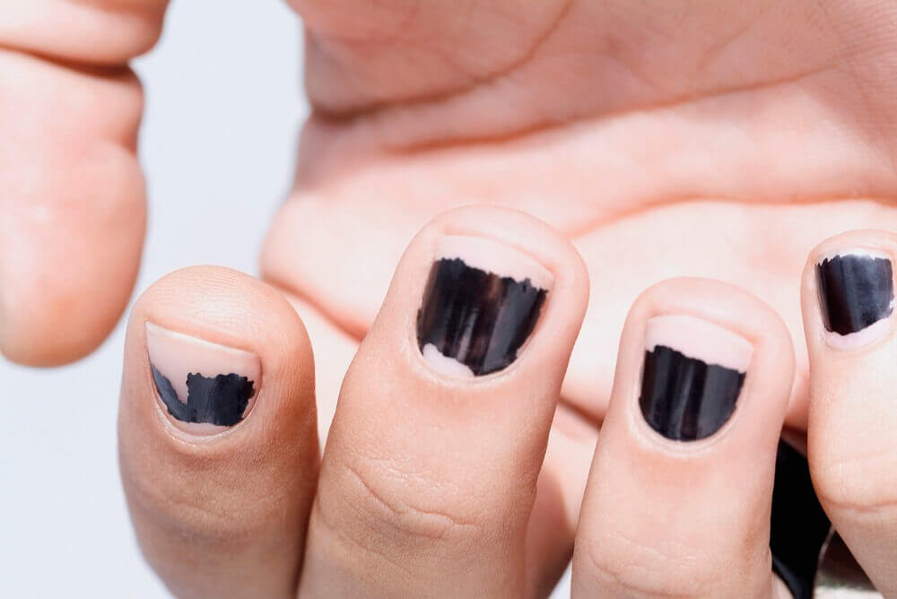 Person med sort neglelak