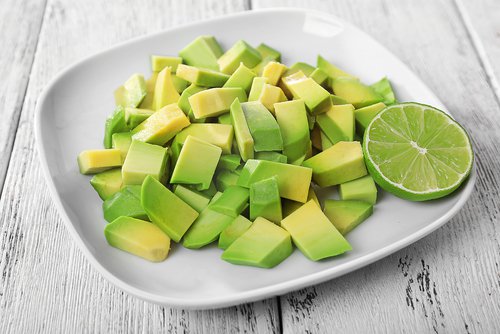 Avocado paa en tallerken