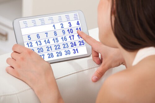 Kvinde der kigger paa en kalender