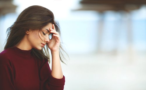 Kvinde med stress paa stranden - vaginal toerhed