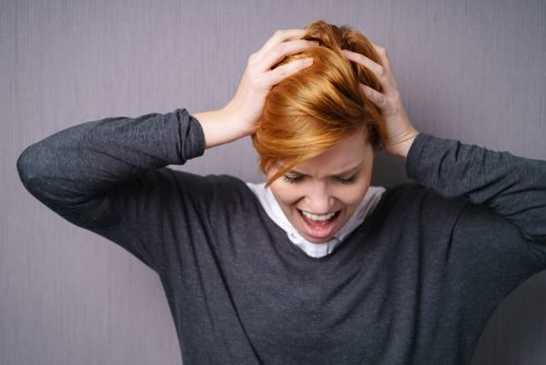 Kvinde der er ved at miste kontrollen