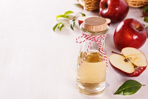 Aeblecidereddike med vand tonic - naturlige ansigtsbehandlinger