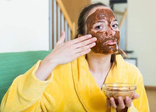 Kvinde der laegger maske - fordelene ved kanel
