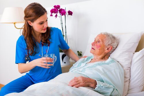 Aeldre person paa sygehus paa grund af alzheimers
