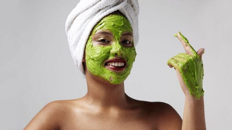 Kvinde med groen ansigtsmaske