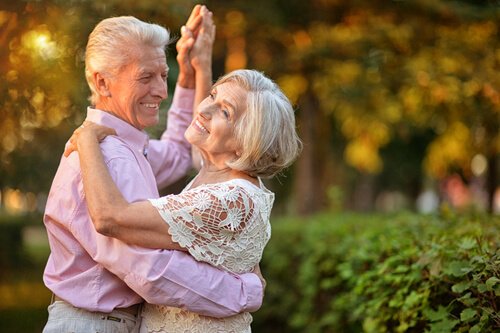 Aeldre par der danser udenfor - i form efter 50
