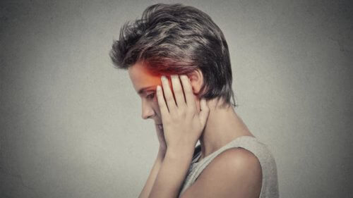 Kvinde med ondt i hovedet - Hovedpine om natten: Hvorfor sker det?