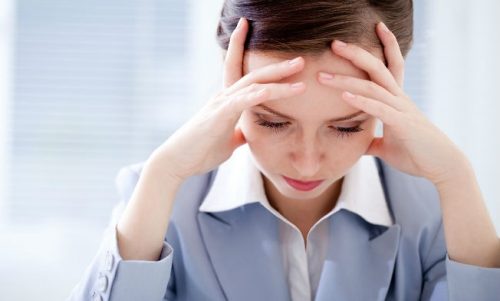 Kvinde med hovedpine