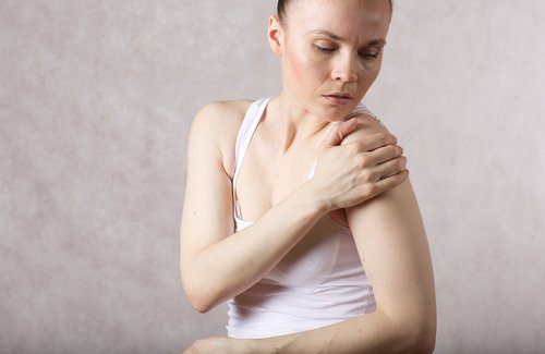 Kvinde der ser paa sin skulder - aeg til din kost