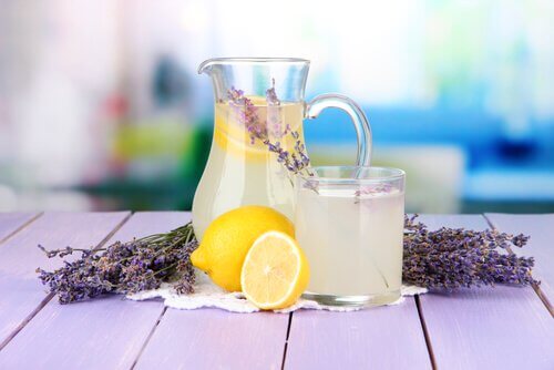Lavendel og citron vand