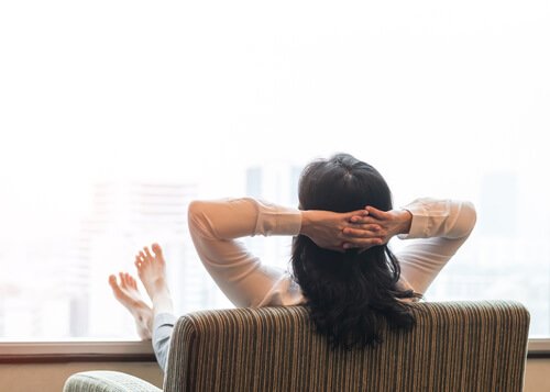 Kvinde der sidder i en stol