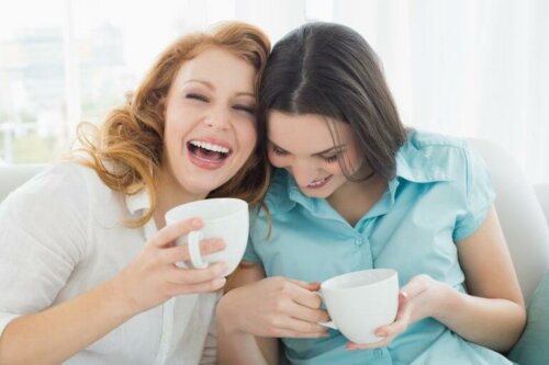Gode veninder drikke kaffe sammen