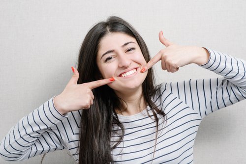 Kvinde der smiler