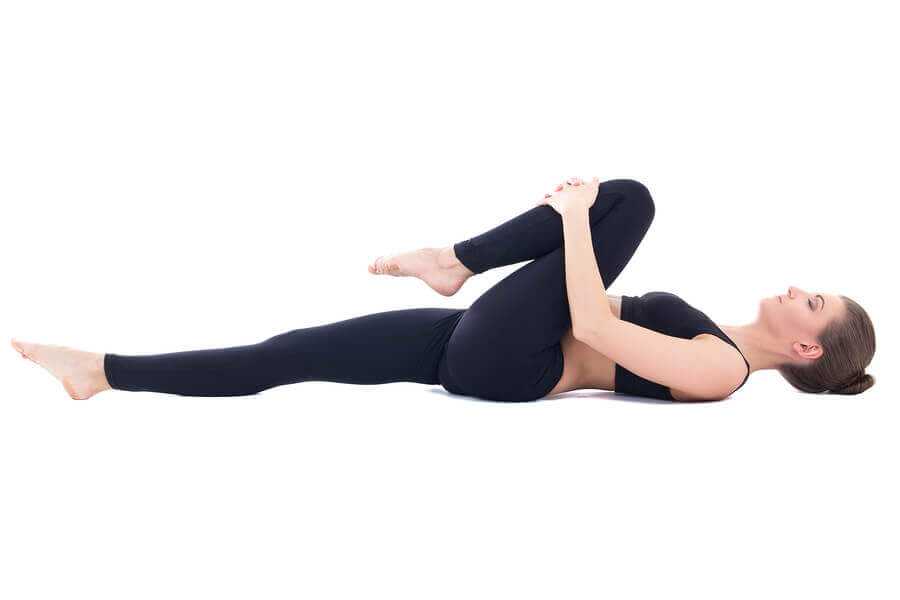 Kvinde dyrker yoga
