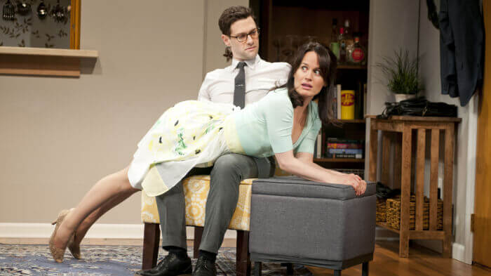 Kvinde der ligger hen over en mand