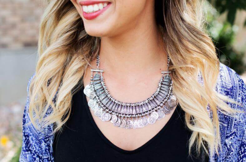 Kvinde der baerer en halskaede