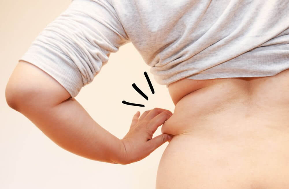 Kvinde der tager fat i sine haandtag