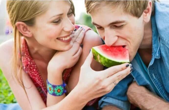 Par der spiser vandmelon