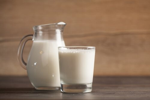 Glas og kande med maelk