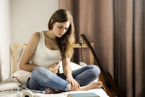 Kvinde med mavesmerter - seksuelt overfoerte sygdomme