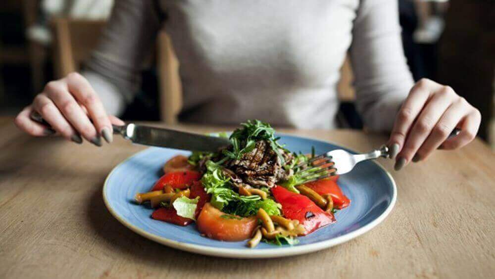 Kvinde der spiser salat