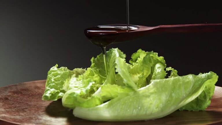 Olivenolie og salat - slip af med irriterende insekter