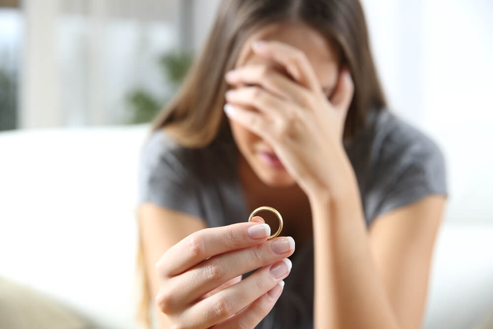 Kvinde med vielsesring - former for utroskab
