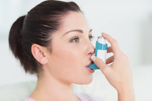 Kvinde der bruger astma inhalator