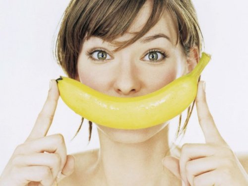 Kvinde der holder banan - hvide taender