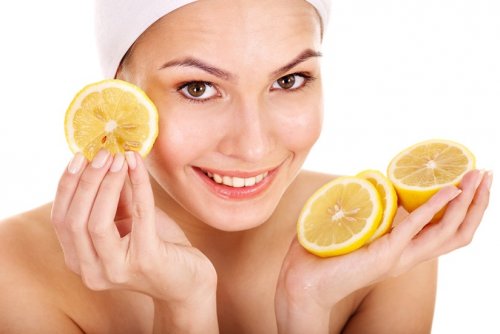 Kvinde med citroner