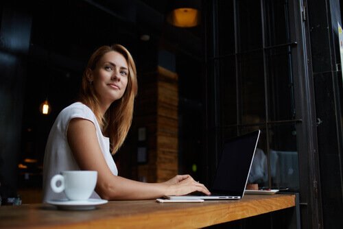 Kvinde der sidder ved en computer - en staerk personlighed