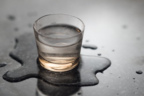 Glas vand -drikke mere vand