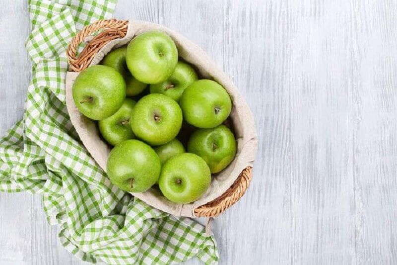 Kurv med groenne aebler - frugter til at detoxe din krop