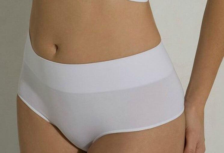 Kvinde i hvide trusser
