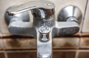 Sådan fjerner du kalkpletter fra dit badeværelse naturligt