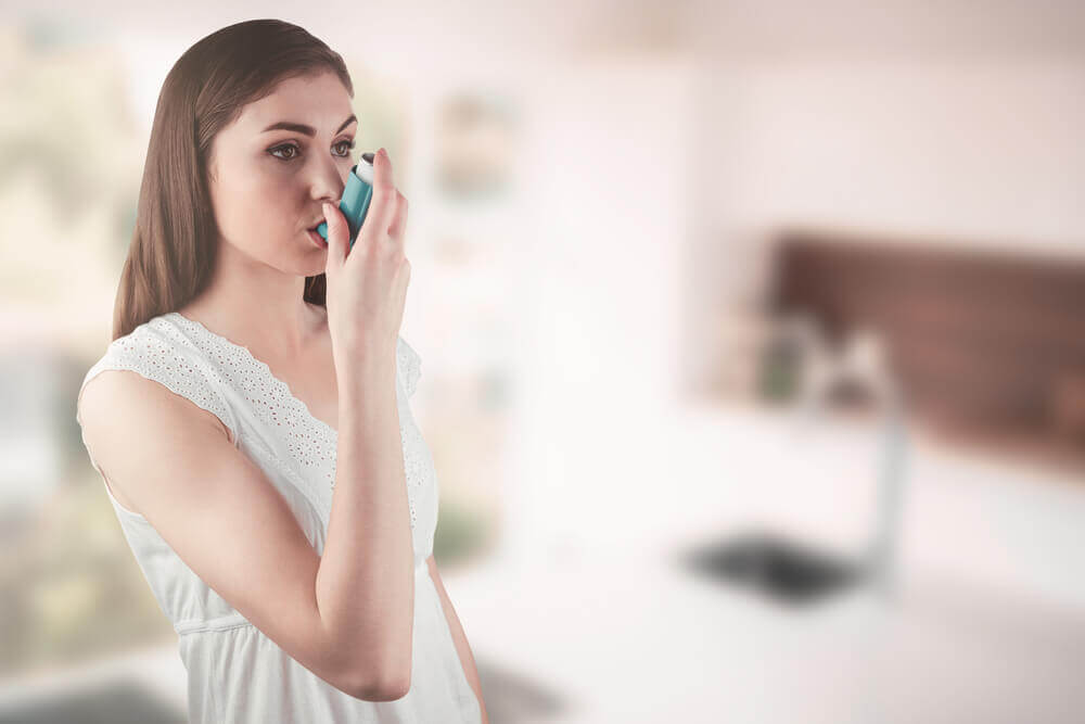 Kvinde med inhalator