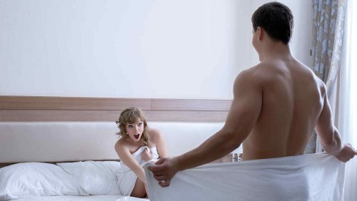 Kvinde kigger paa mand