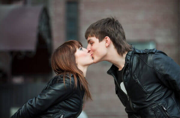 To personer der kysser