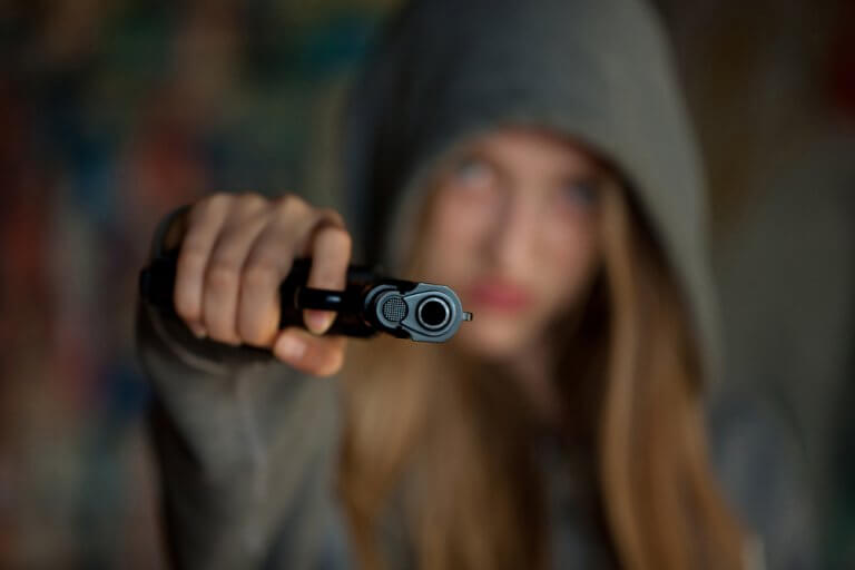 Pige med pistol