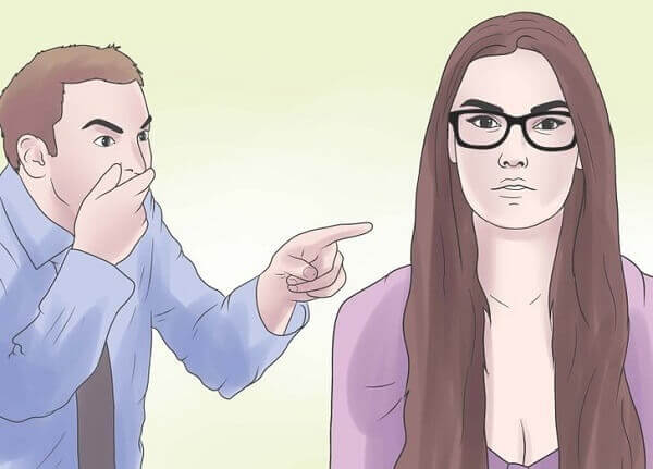 Mand skaelder ud paa kaeresten