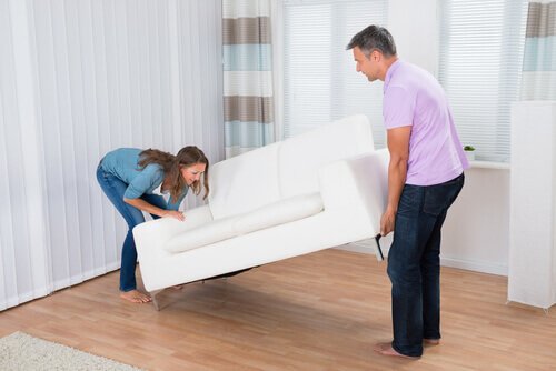Par der flytter en sofa i stuen for at vaere mere organiseret