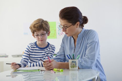 Mor og barn kigger paa et stykke papir - dit barn har indlaeringsvanskeligheder