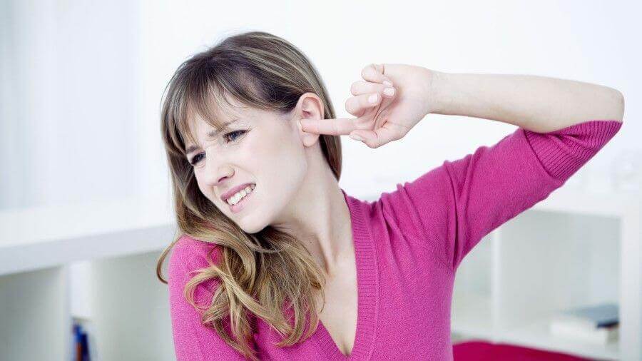 Kvinde med tinnitus