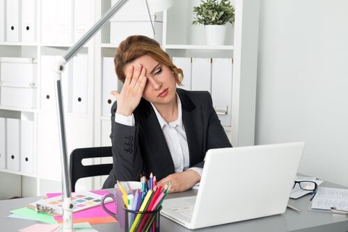 Kvinde der sidder foran computeren