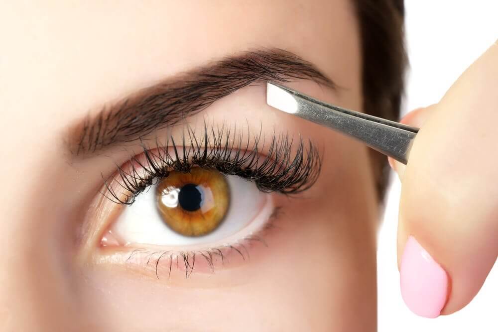 5 tricks til at gøre dine øjenbryn tykkere med naturlige produkter