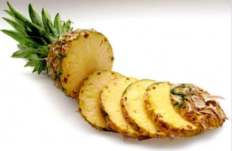 Ananas skaaret i skiver
